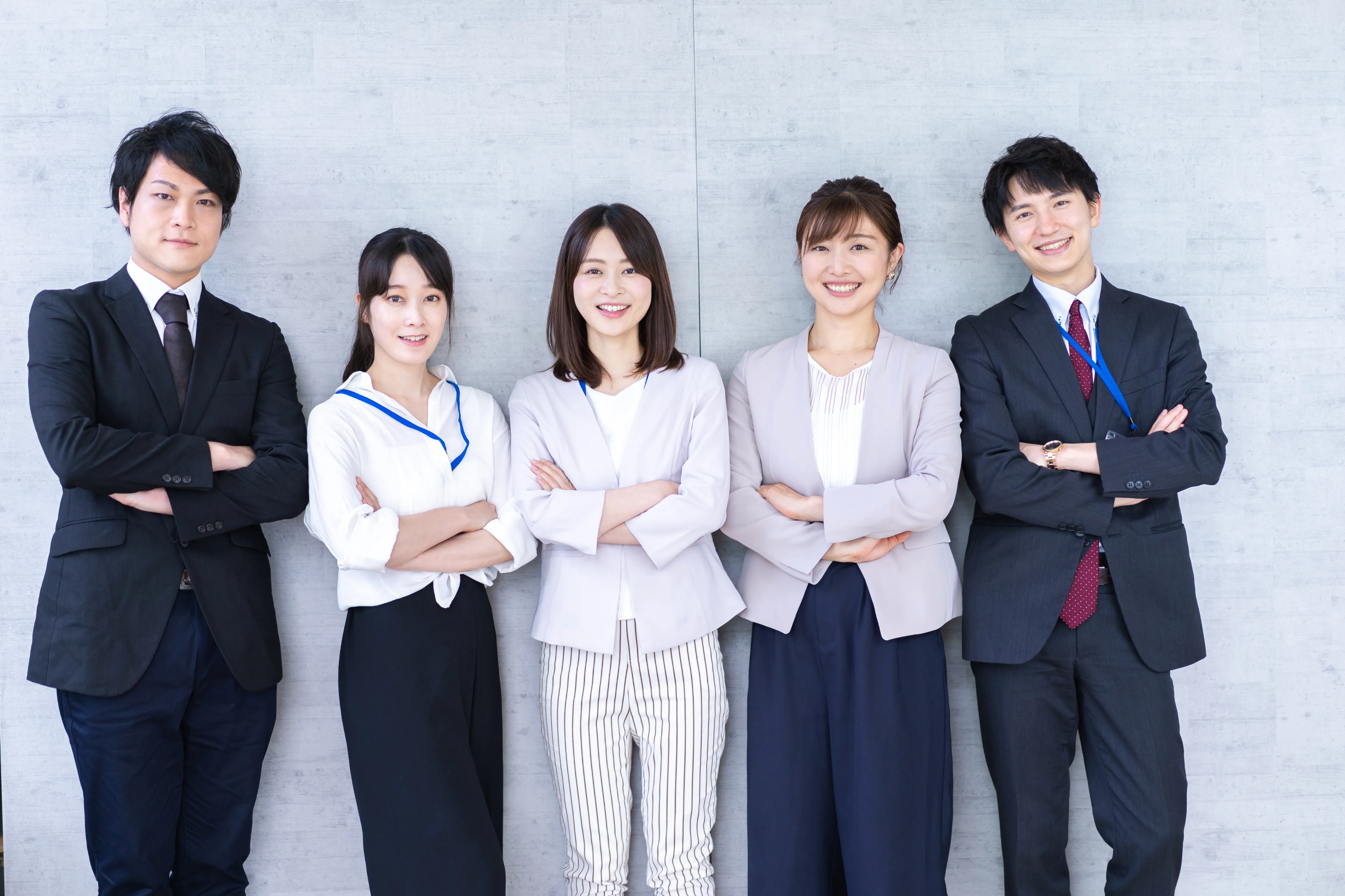 社内ミーティングで大画面を見ながら議論する社員の様子