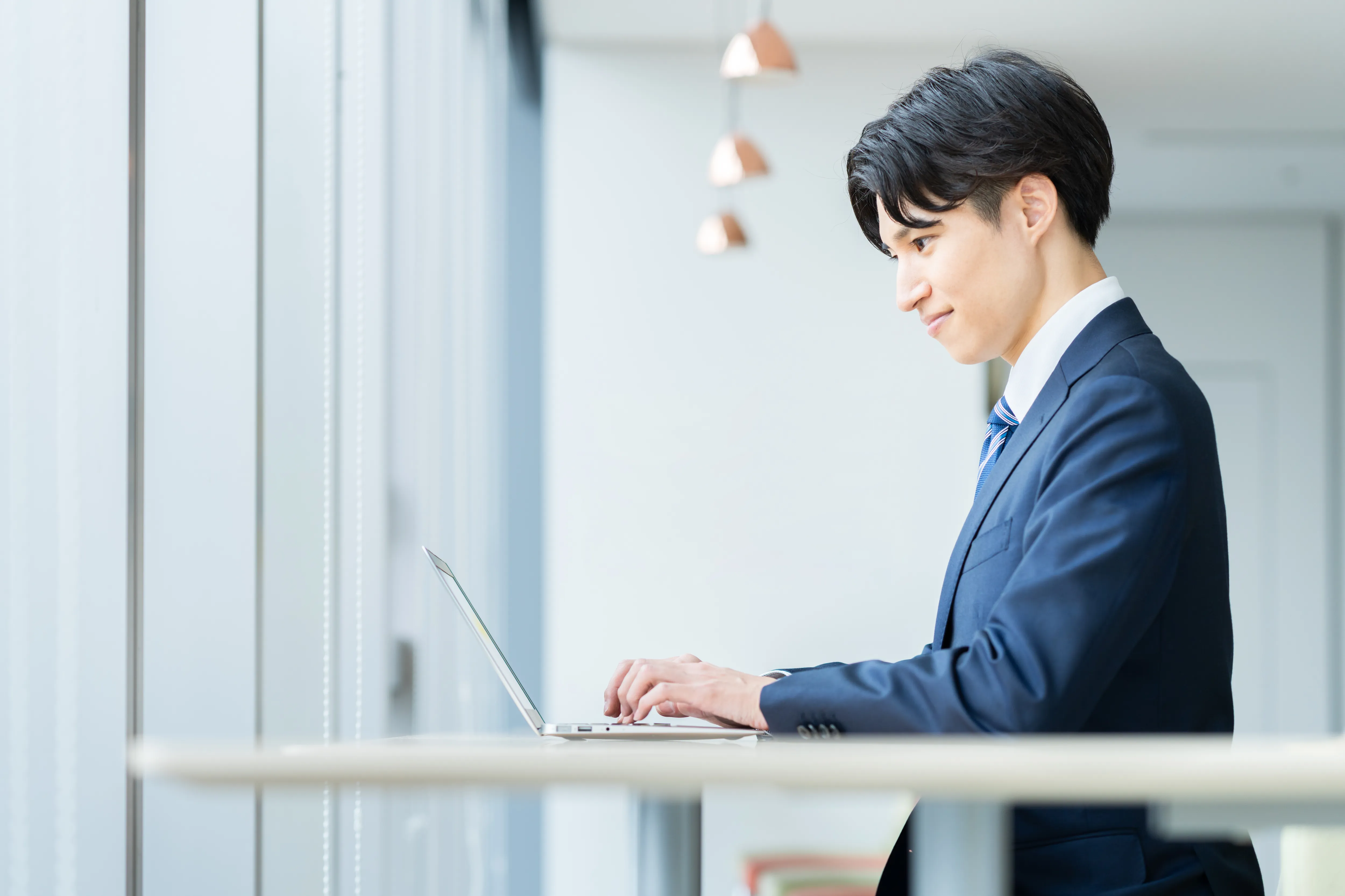デスクを囲んで資料を広げながら打ち合わせをする様子
